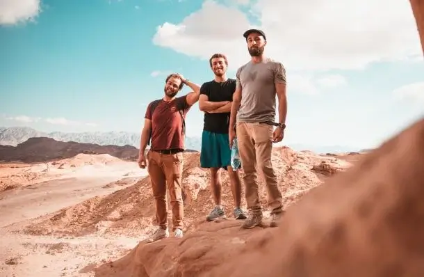 What to wear desert safari Dubai – recommended outfit for dune bashing and the evening camp