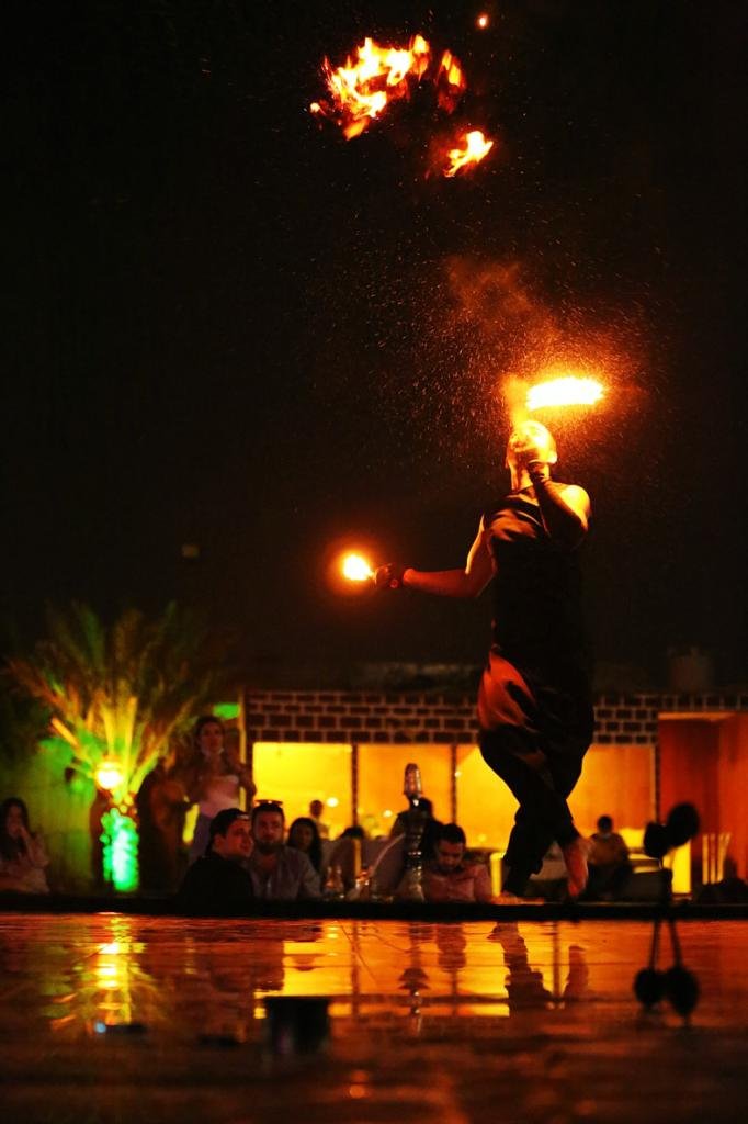 Fire Show Desert Safari Dubai – performer spinning flaming staff at the evening Bedouin camp